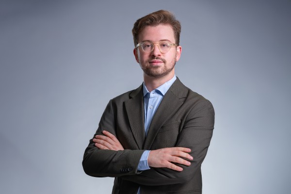 Dr. Alberto Oliva